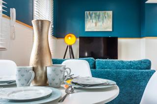 Cozy and Charming Flat: Minutes from Everything! - 3