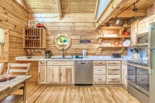 Afternoon Delight 1 Bedroom Cabin Rental between Gatlinburg and Pigeon Forge Great Couple getaway - Sevierville - 1
