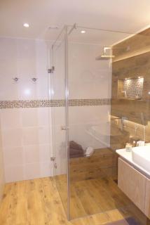 Maurers Schlierseetraum 1 hochwertige Erdgeschosswohnung mit allen Raffinessen erfreut sich auch Urlauber idealerweise für Paar mit Kindern geeignet und Vierbeiner Dank des tollen Zauns auf der Terrasse stylisch und edel von der Ausstattung mit 64 qm - 3