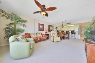 Spacious oceanfront condo with shared pool and tennis courts - 2