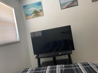 Private room in a 2 bedroom 1 bathroom shared with host, on the beach, surrounded by resorts, only 2 people MAX - St Pete Beach - 4
