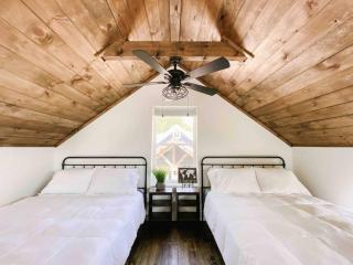 Cozy Smoky Mountain Tiny House - 6