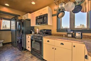 Updated Townhouse with Pergola, Walk to Downtown! - Choteau - 2