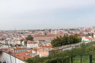 Stroll to Coffee Shops Near a Renovated Hillside Apartment in Graça - 3