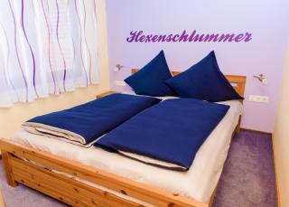 Ferienhaus Hexenschlummer - Schlafzimmer und romantischer Schlafboden - Thale - 8