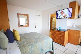 Sea Shore 75 Steps from Waikiki Beach and Sleeps 1 - 3! - Honolulu - 8