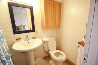 Sea Shore 75 Steps from Waikiki Beach and Sleeps 1 - 3! - Honolulu - 6