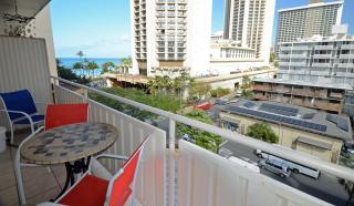 Sea Shore 75 Steps from Waikiki Beach and Sleeps 1 - 3! - Honolulu - 4