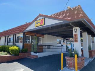 Super 8 by Wyndham Monterey - Monterey - 0