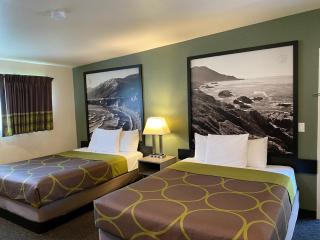 Super 8 by Wyndham Monterey - Monterey - 2
