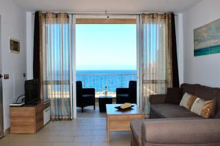 Sunny Ocean View Apartment - 3