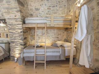 Azura, traditional residence in Ano Syros - 9