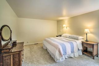 Spacious Family Home on Golf Course Hike and Bike! - 2