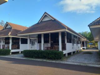 หาดทรายขาวรีสอร์ท - Bang Saphan - 9