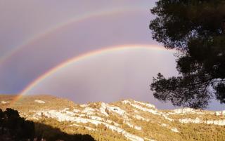 Vue panoramique sur le château,montagne et grottes - Fontaine-de-Vaucluse - 5