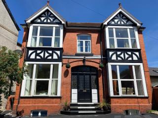 Regent Retreat, Llangollen - 8 bedrooms, 7 bathrooms, games rooms, Sky TV, parking - Llangollen - 0