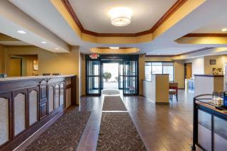 Comfort Suites South Haven near I-96 - South Haven - 3