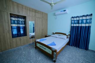 TrueLife - Near Railway station on way to Balaji Temple - Breakfast included - AC 2BHK Apartments - Coffee Tea Milk - Modular Kitchen, Super fast WiFi, Smart TV, 250 Jio Channels - Parking - Easy access to all Temples - Top service with lots of Love - 5