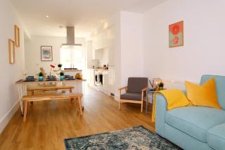 Modern New House - Great Location - Garden - Parking - Fast WiFi - Smart TV - Stunning 2 Bedroom House sleeps up to 4! Only 5 mins drive to Sandbanks Beach - Parkstone - 0