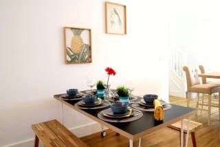 Modern New House - Great Location - Garden - Parking - Fast WiFi - Smart TV - Stunning 2 Bedroom House sleeps up to 4! Only 5 mins drive to Sandbanks Beach - 3