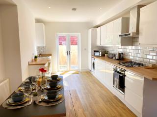 Stunning New House - Great Location - Garden - Parking - Fast WiFi - Smart TV - Beautiful 2 Bedroom House sleeps up to 6! Only 5 min drive to Sandbanks beach! - Parkstone - 9