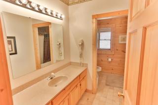 Log Inn, 5 bed 3 bath group cabin in Gatlinburg with game room and hot tub, seasonal resort pool - Gatlinburg - 8