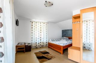 Casa Alex - Novaci-Străini - 1