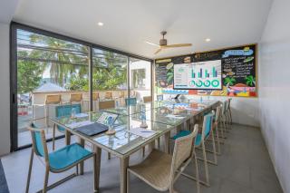 LIV Hotel Phuket Patong Beachfront - Strand Patong - 7