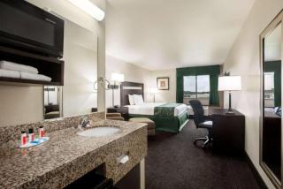 Travelodge by Wyndham Livonia - Livonia - 4