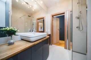 Glam Brewery Suite - Deluxe Apartment with Parking - by Upstairs - 8