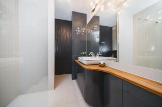 Glam Brewery Suite - Deluxe Apartment with Parking - by Upstairs - 2