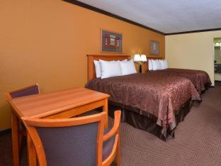 Xecutive Inn and Suites - Center - 1