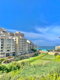 Follow the Sun Boutique Hostel - Pool, Breakfast & Sea Views - St Julian's - 5