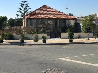 Sweet n’ Boujee Studio Apartment with Varenda - Paphos - 9