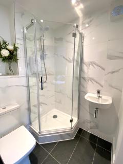 High Street, Stylish City Centre Apartment, 3 Bed - Perth - 2