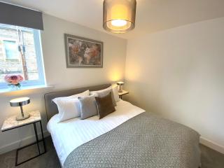 High Street, Stylish City Centre Apartment, 3 Bed - Perth - 7