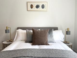 High Street, Stylish City Centre Apartment, 3 Bed - Perth - 4
