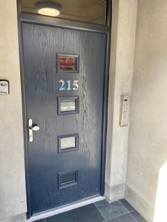 High Street, Stylish City Centre Apartment, 3 Bed - Perth - 1