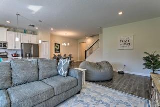 Resort-Style Family Townhome 10 Mi to Disney! - 2