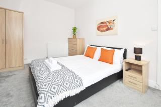 Wistaston House by YourStays 5 Double bedrooms and 2 bathrooms, great for groups! Book Now! - Crewe - 5