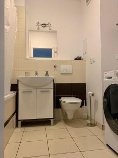 BL - The Executive Suite, Boru - 24hr Self Check-in, Free Private Parking, Balcony with Mountain View, 5 minute walk to City Center - Banská Bystrica - 3