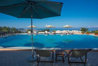 Berg Apartments - Bar - 8