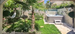Beachfront House with Private Jacuzzi and Garden Zadar - Zadar - 7