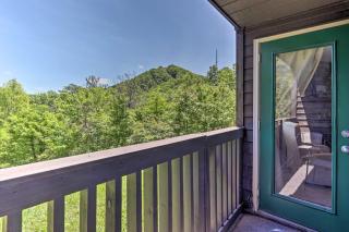 Condo with Pool and Grill Access about 4 Mi to Gatlinburg! - Gatlinburg - 8