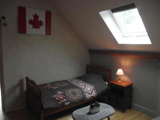 chambre campagnarde du grès rouge de BEAUVAL - 2