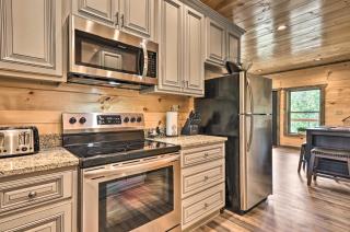 Hot Tub, Game Room, Decks Cabin in Gatlinburg - Gatlinburg - 3