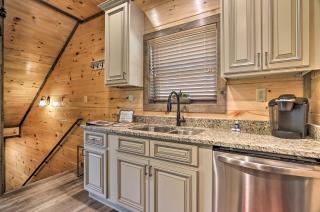 Hot Tub, Game Room, Decks Cabin in Gatlinburg - Gatlinburg - 2