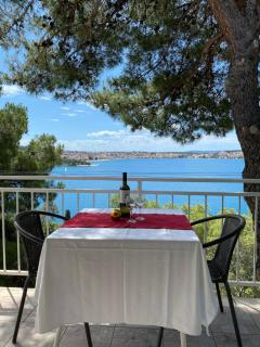 Apartments Bartol, ideally located near the beach and city center, with stunning sea views and two free bikes per apartment - Trogir - 0