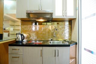 Furnished Studio with Comfortable Design Green Pramuka Apartment By Travelio - 7