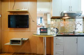 Furnished Studio with Comfortable Design Green Pramuka Apartment By Travelio - 8